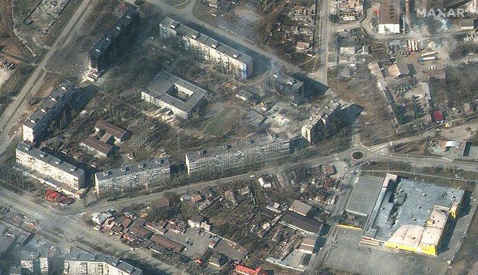Satellietbeelden tonen de verwoestingen in de stad.