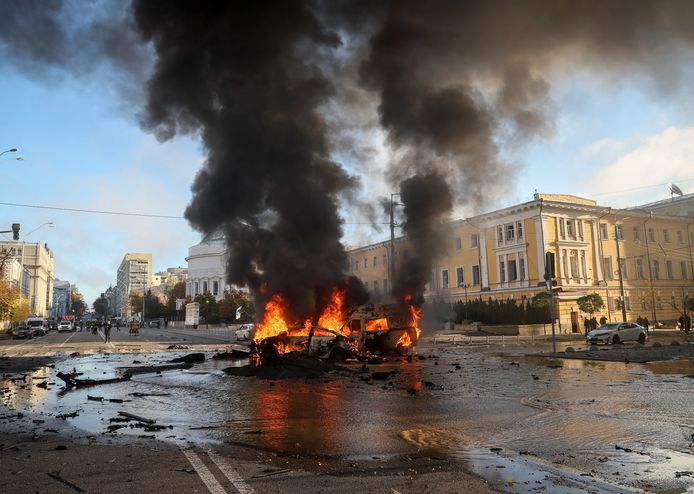 Auto's branden na Russische militaire aanval, Kiev, Oekraïne.