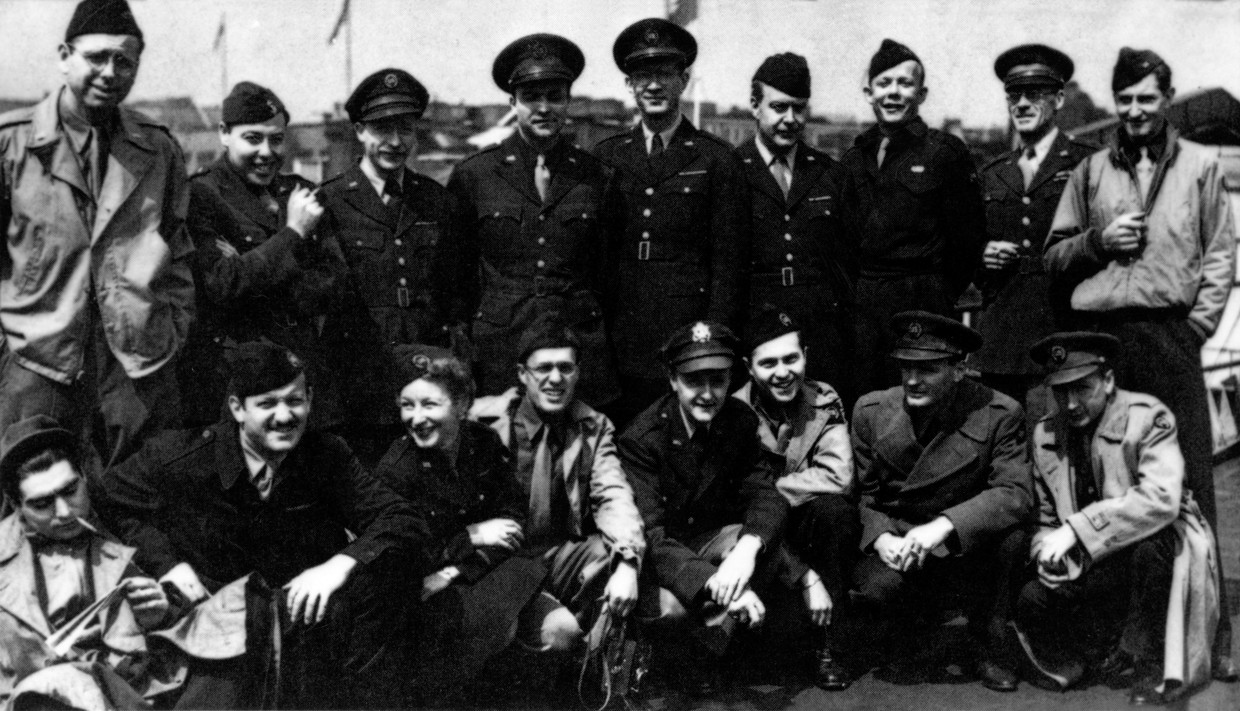 De D-day-ploeg van ‘Time Magazine’ met militairen op de foto. Fotograaf Robert Capa zit vooraan links (met sigaret).