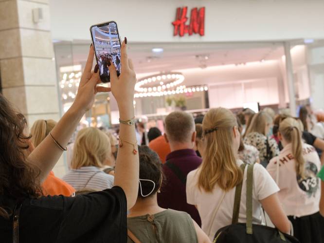 Lange wachtrijen voor laatste openingsdag H&M in Moskou