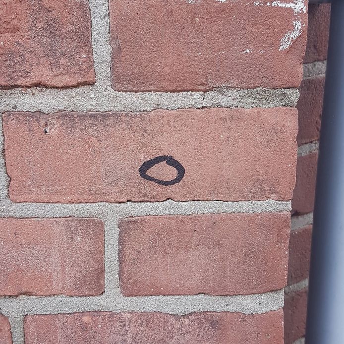 Dit is een voorbeeld van een teken dat op de muren in Scheveningen is aangetroffen.