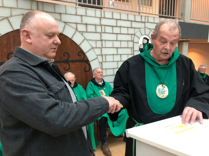 Frans van Gestel (L) legt bij Vader Abt Wim van Kempen (R) de eed af om toe te treden tot het Genootschap van de Udenhoutse Broeder.