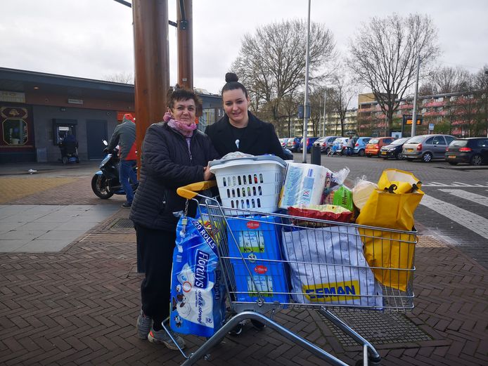 Moeder en schoondochter Sabic doen meerdere keren per dag boodschappen.