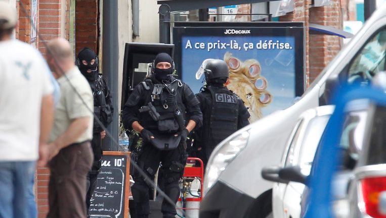 Franse politie in de straat van de gegijzelde bank. Beeld EPA