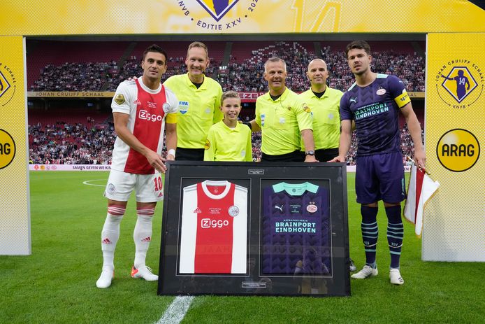 Bjorn Kuipers (met zijn zoon) kreeg voorafgaand aan de laatste wedstrijd een presentje van Ajax en PSV.