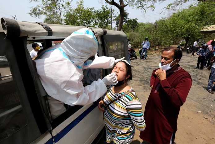 Een vrouw ondergaat een coronatest in Bhopal, India.