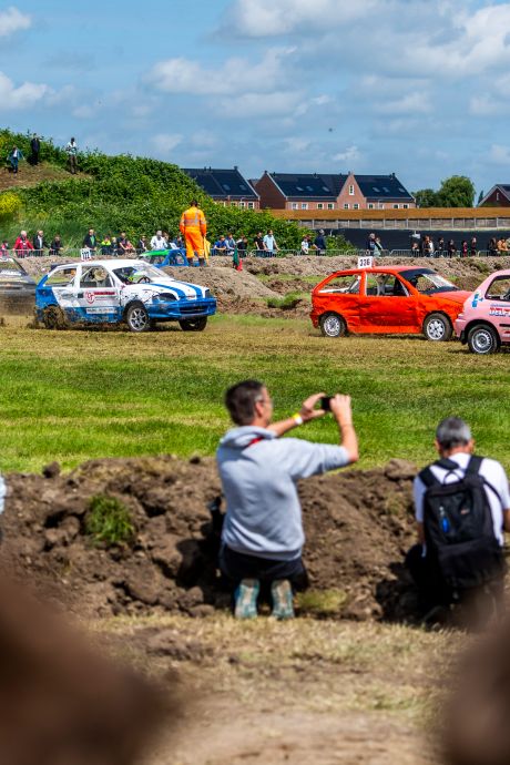 Traditionele autocross in Zevenhuizen is weer terug: ‘We zijn er blij mee’