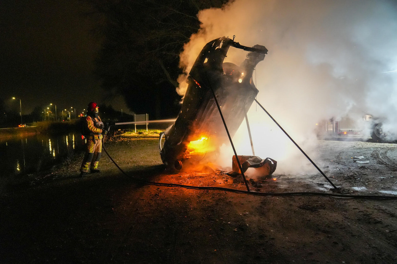 Auto ’staat rechtop’ in brand in Helmond Foto AD.nl