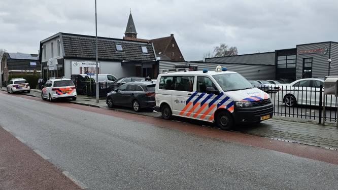 Burgemeester sluit autobedrijf in Bennekom na vondst vuurwapen, twee personen aangehouden