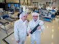Patrick te Rietmole (links) en Bob Jonker in de cleanroom van Tecnotion.