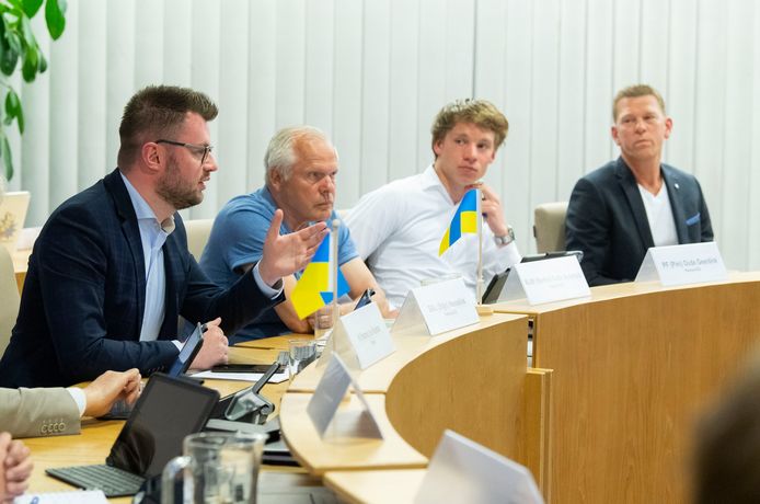 De fractie van Keerpunt22 met links fractievoorzitter Stijn Hesselink. De nieuwe partij gaat mogelijk deel uit maken van een brede coalitie in Tubbergen, samen met het CDA en Gemeentebelangen/VVD.