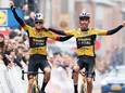 Wout van Aert (links) laat Christophe Laporte Gent-Wevelgem winnen.