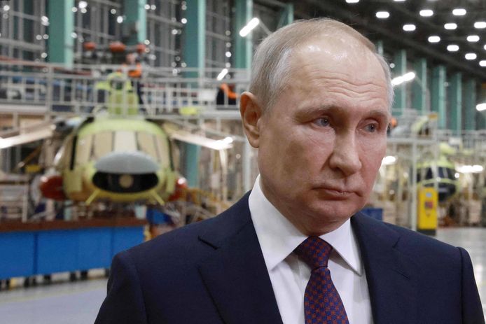 De Russische president Vladimir Poetin tijdens een bezoek aan een helikopterfabriek in de Sibersche stad Oelan-Oede.