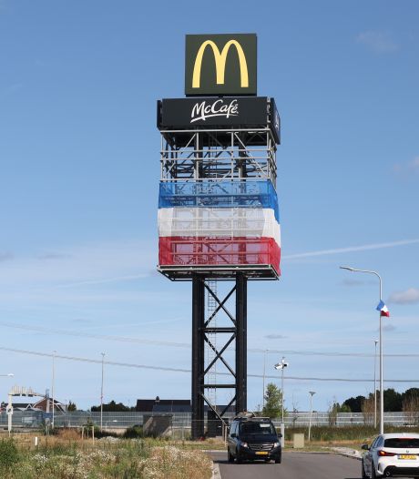 Omgekeerde megavlag op mast McDonald’s: ‘In andere landen zou dit echt niet kunnen’