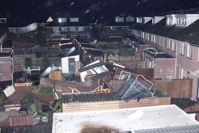 In de woonwijk Ter Leede in het Zuid-Hollandse Barendrecht heeft een windhoos in de nacht van woensdag op donderdag forse schade veroorzaakt in drie tot vier straten. Volgens een woordvoerder van de veiligheidsregio zijn vier mensen gewond geraakt