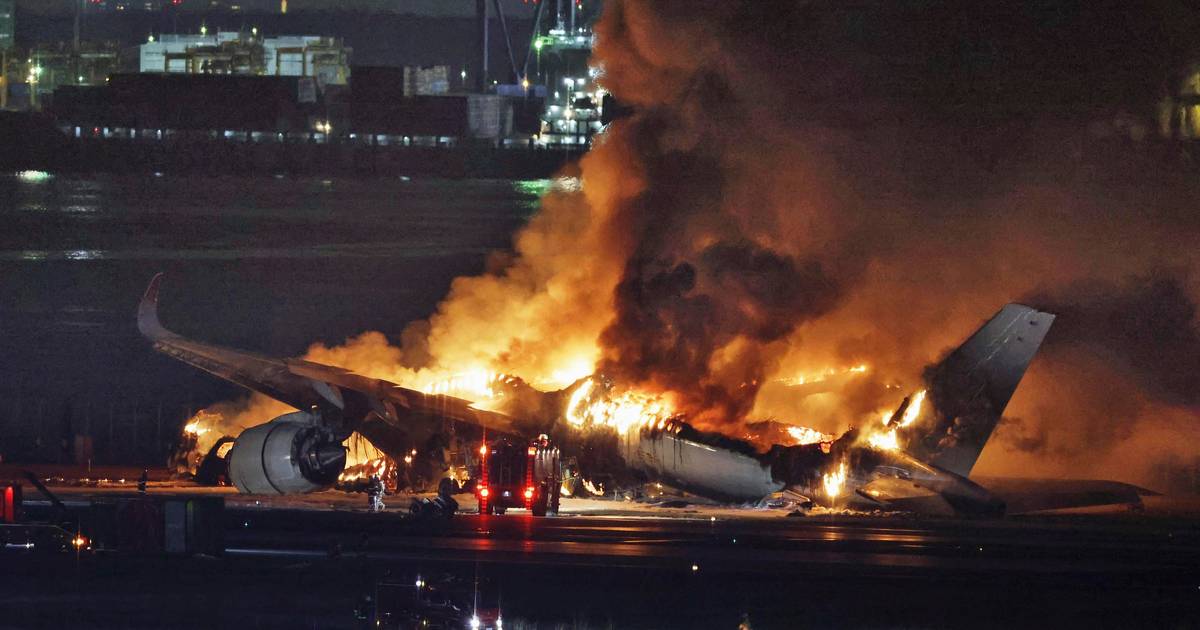 Come l'equipaggio della Japan Airlines è riuscito a salvare più di 300 passeggeri dal devastante incendio dell'aereo |  al di fuori