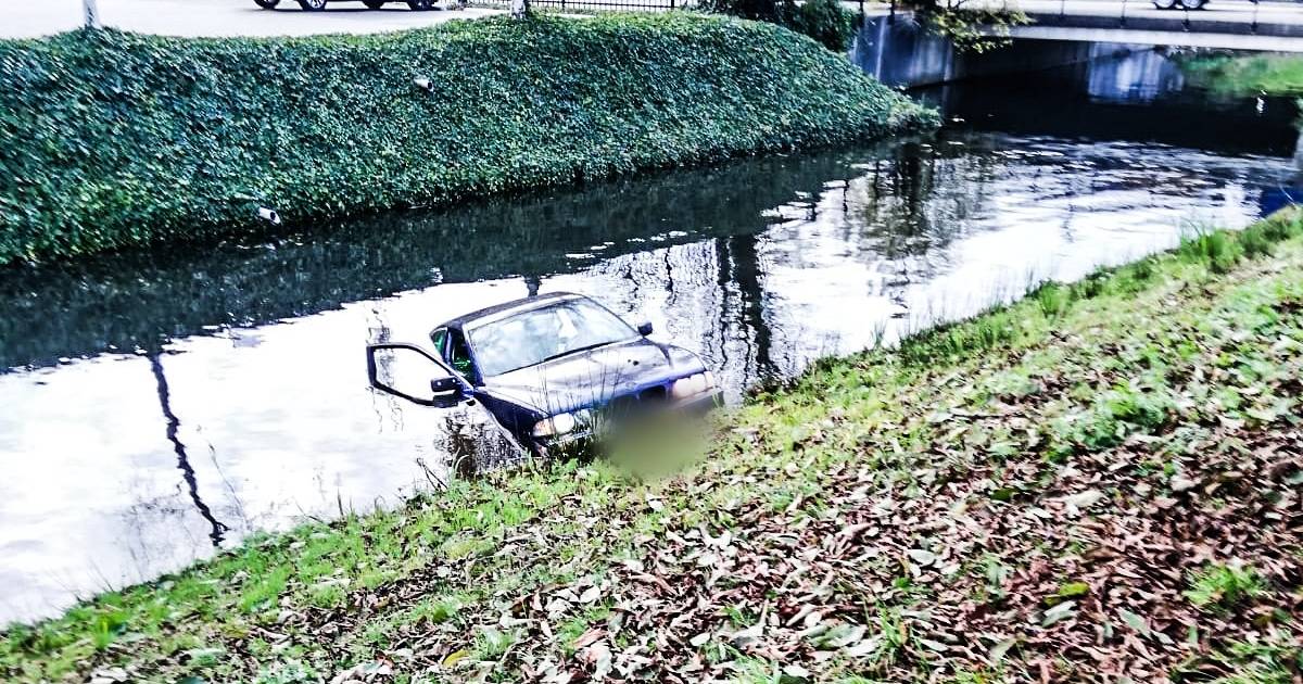Auto te water op bedrijventerrein Calveen