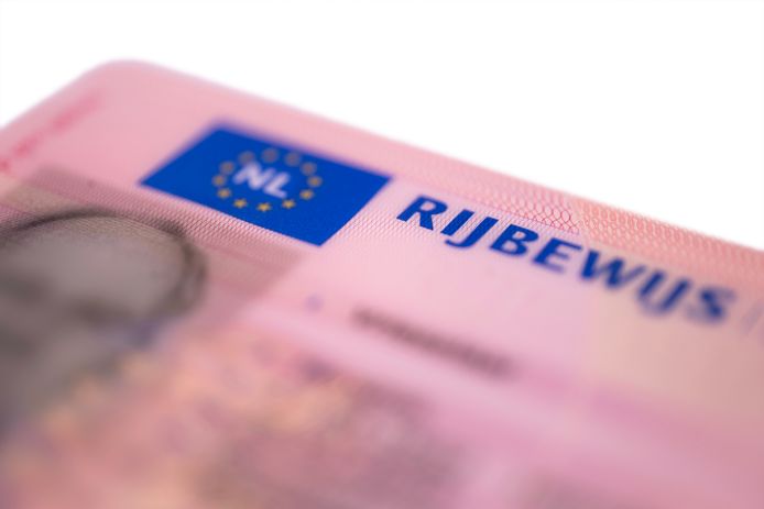 Zonder (motor-)rijbewijs de weg op gaan is gevaarlijk. Danook  nog iemand achterop nemen is helemaal onacceptabel, vindt het Openbaar Ministerie