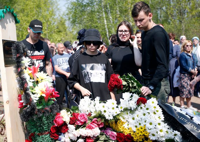 Persone in lutto sulla tomba dell'insegnante Elvira Ignatieva.
