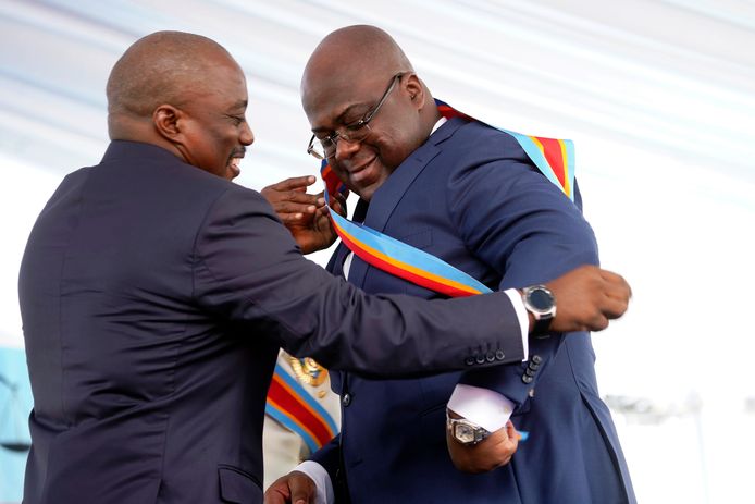 Felix Tshisekedi (rechts) krijgt het presidentiële lint van aftredend president Joseph Kabila.