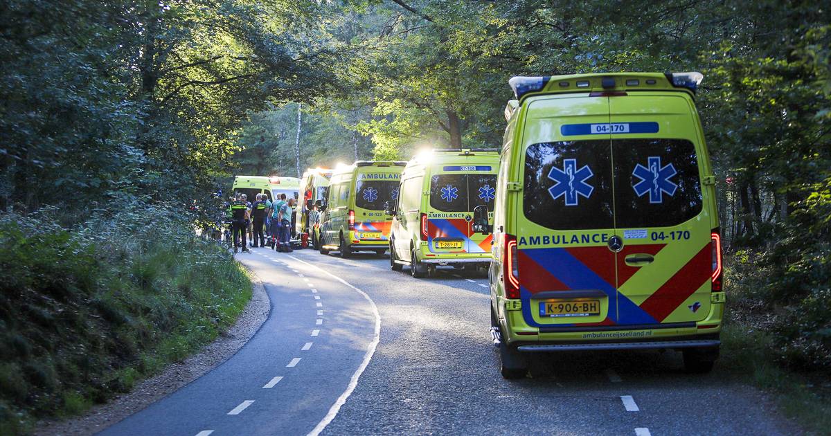 Meerdere wielrenners betrokken bij ongeluk in Hoenderloo: zeker twee zwaargewonden.