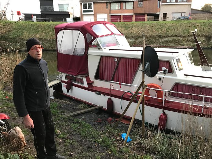 Roy Worme bij zijn woonboot, die donderdagnacht door de brandweer moest leeggepompt worden.