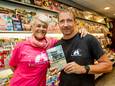 Roosendaals stel, David en Gine Shearlaw, uit Ik Vertrek signeren boek.