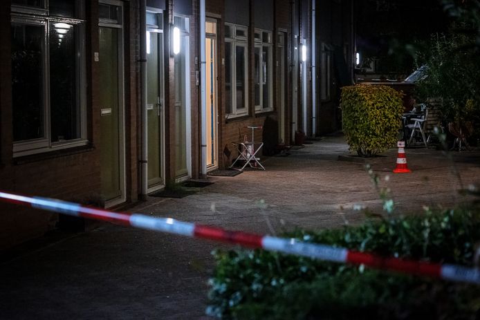 De beschoten woning in Vlaardingen.