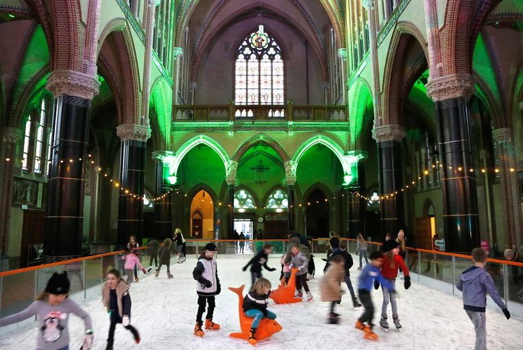 Schaatsen in de kerstvakantie in de Gouwekerk in Gouda.  Beeld Berlinda van Dam, HH