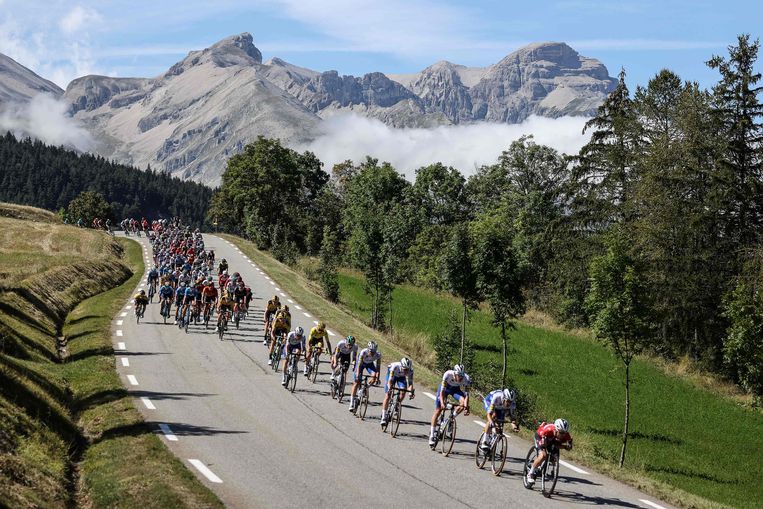 Het Tour-peloton raast door de Alpen, op weg naar aankomstplaats Orcières-Merlette. Beeld AFP