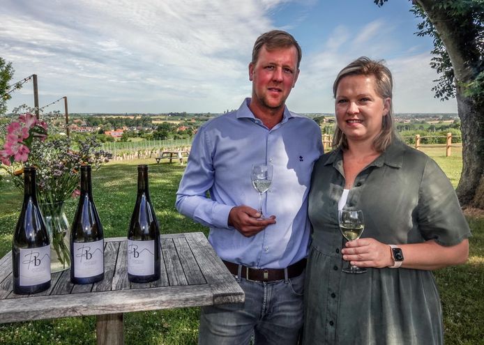 Simon Riquiere en Joke Lemenu en hun eerste wijn Primum.