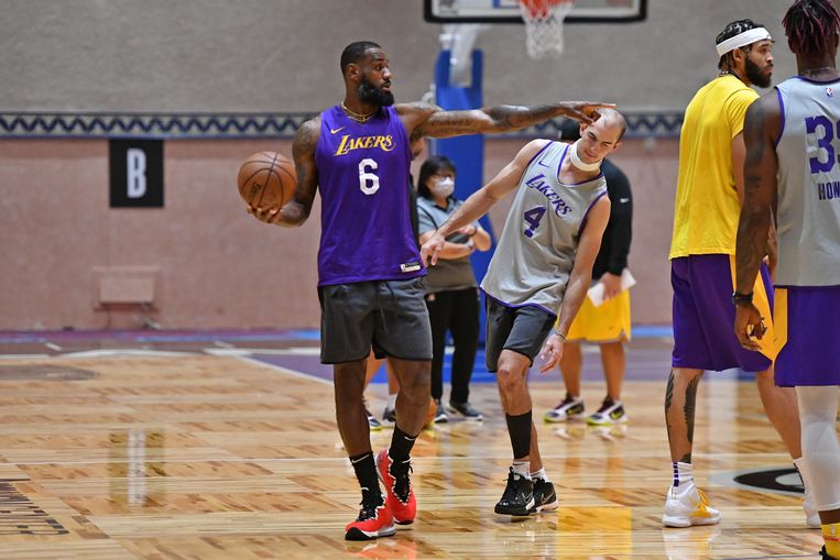 LeBron James werkt met de LA Lakers ontspannen een training af in een van de sporthallen van Disney World in Orlando. Beeld AFP