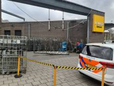 Storm raast over de regio: slagboom valt op auto, vrouw gewond door afgewaaid stuk dak