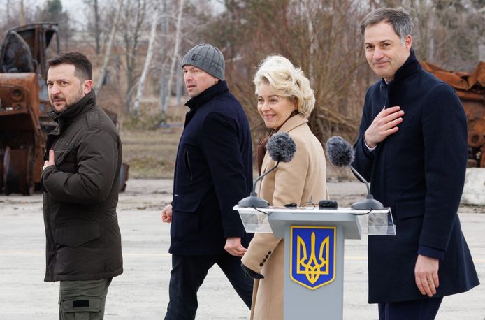 De Oekraïense president Volodymyr Zelensky (links), voorzitter van de Europese Commissie Ursula Von der Leyen (midden) en premier Alexander De Croo (rechts) in Hostomelin, Oekraïne. (24/02/24)
