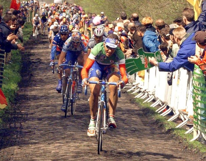 Andrea Tafi tijdens Parijs-Roubaix van 1999.