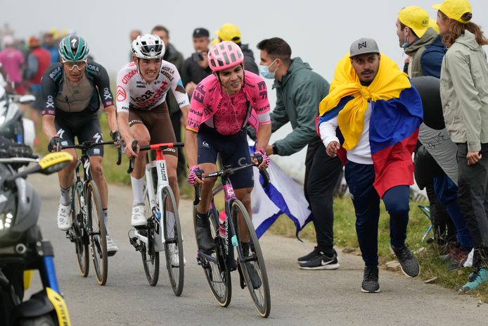 Wilco Kelderman (l) in het wiel van rivaal Ben O'Connor op de Col du Portet.