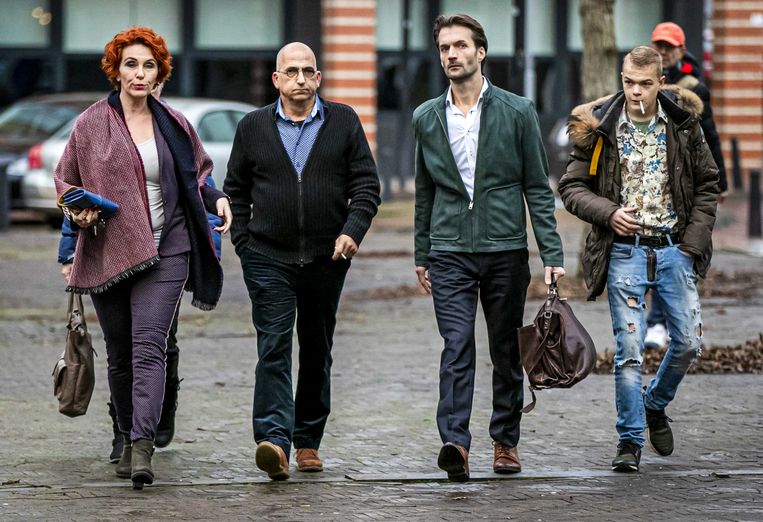 Advocaat Sebas Diekstra arriveert samen met de familie van Roos Verschuur bij de rechtbank voor een regiezitting in de rechtszaak omtrent de 'tramschutter' Gökmen T. Beeld ANP