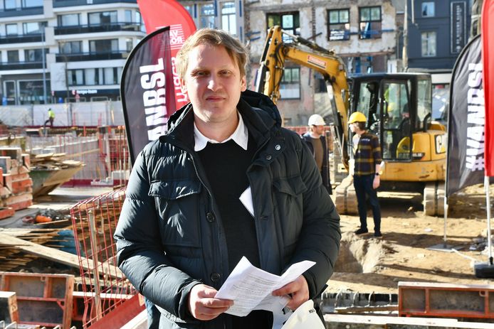 Stadsdichter Edward Hoornaert zag zijn stadsgedicht onder de grond verdwijnen.