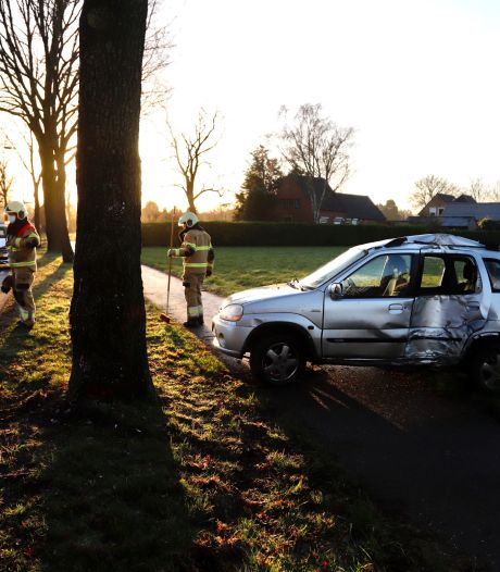 Auto raakt van de weg door gladheid en knalt tegen boom in Mill: kind met spoed naar ziekenhuis 