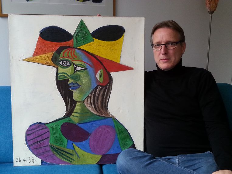 Arthur Brand met het schilderij van Picasso. Beeld Tetteroo