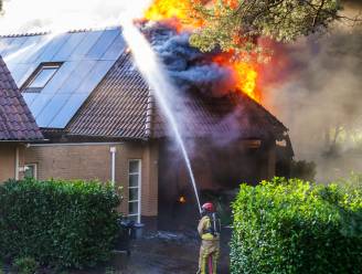 Grote brand in schuur van vrijstaande woning in Geldrop, veel rook vrijgekomen 
