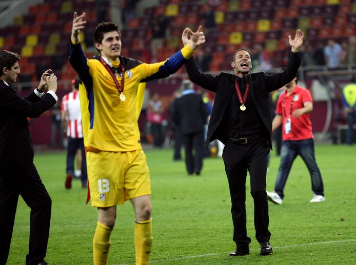 9 mei 2012: Thibaut Courtois viert aan de zijde van coach Diego Simeone na de gewonnen finale van de Europa League.