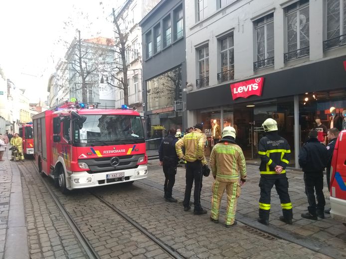 De Veldstraat in Gent is deels afgesloten door een gasgeur.