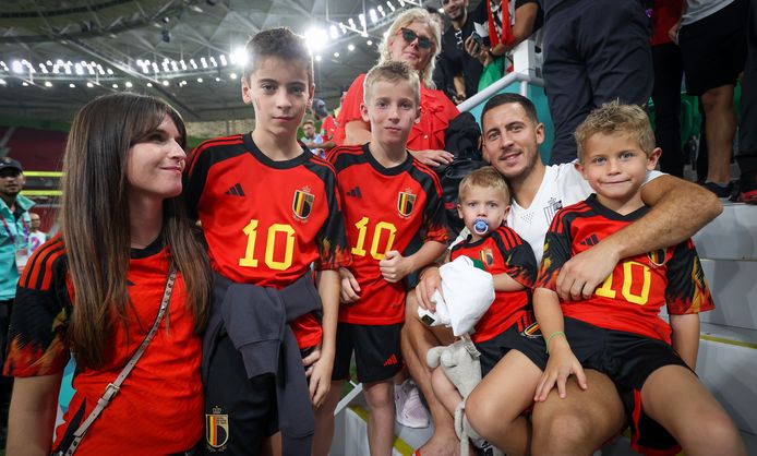 Eden Hazard avec sa femme Natacha et ses enfants Yanis, Leo, Samy et Santi.