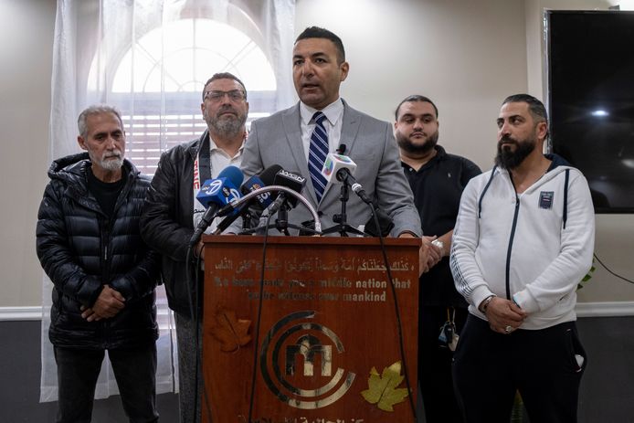 Ahmed Rehab, directeur van de moslimorganisatie Raad voor Amerikaans-Islamitische Betrekkingen in Chicago (CAIR) tijdens een persconferentie.