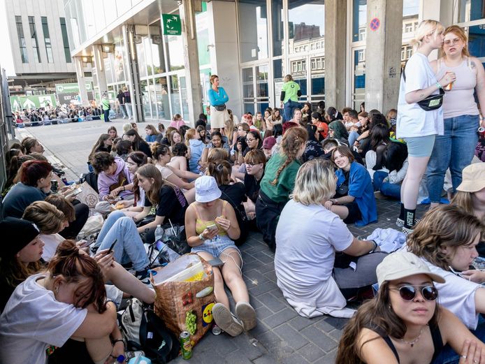 Tickethouders van het middenplein kunnen al sinds 8 uur ‘s ochtends na aanmelding terecht in wachtzones.