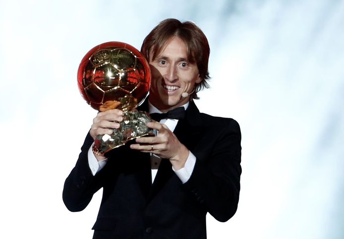Luka Modric pronkt met de Ballon d’Or.