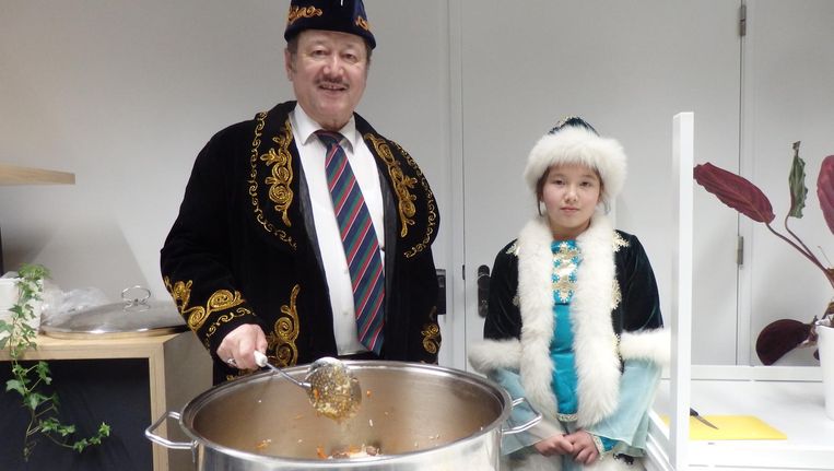 Akbar Celim (Stichting Oeigoeren Nederland) en Feyza serveren heerlijke Kirgizische plof Beeld Schuim