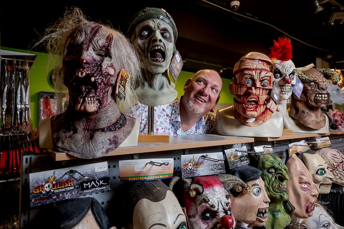 Bokstijn in de Schoolstraat gaat nog een maand open voor Halloween, daarna sluit eigenaar Guido Bokstijn de vestiging.
