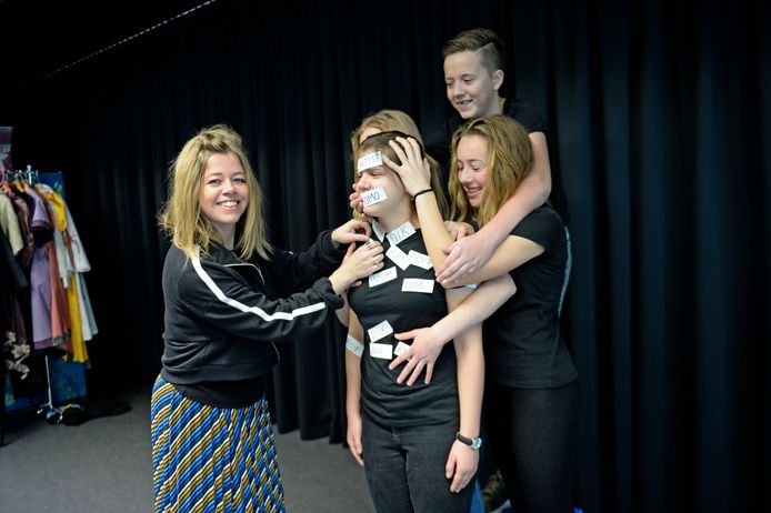 Karine Roldaan en de jonge theatermakers bij de voorbereiding van Theater na de Dam vorig jaar.